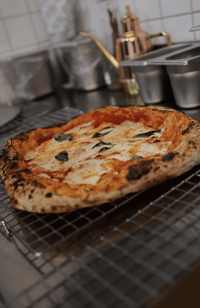 Fotografía de una de las pizzas de Gussa pizzería en Gandia | Obrador Napolitano | Para llevar | To take away | Pizza Napolitana