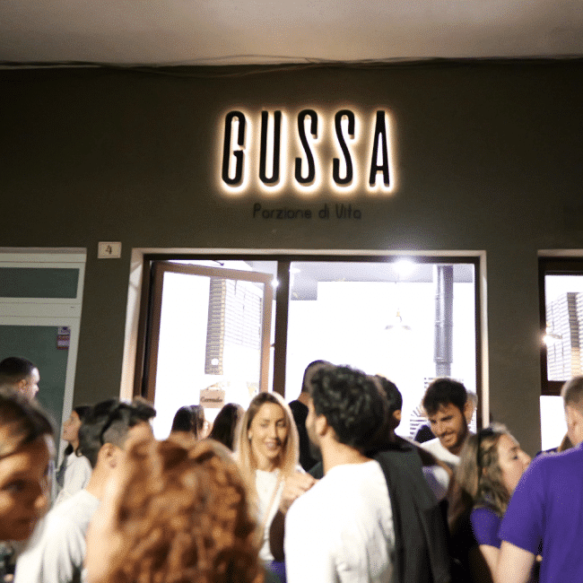 Fotografía de la gente probando las pizzas de Gussa pizzería en Gandia | Obrador Napolitano | Para llevar | To take away | Pizza Napolitana