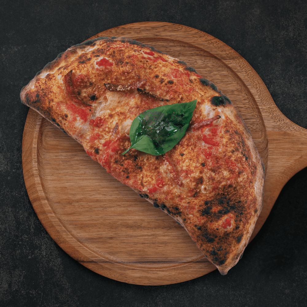 Fotografía de una pizza Calzone elaborada en Gussa Pizzería Gandia | Obrador Napolitano | Pizza Napolitana