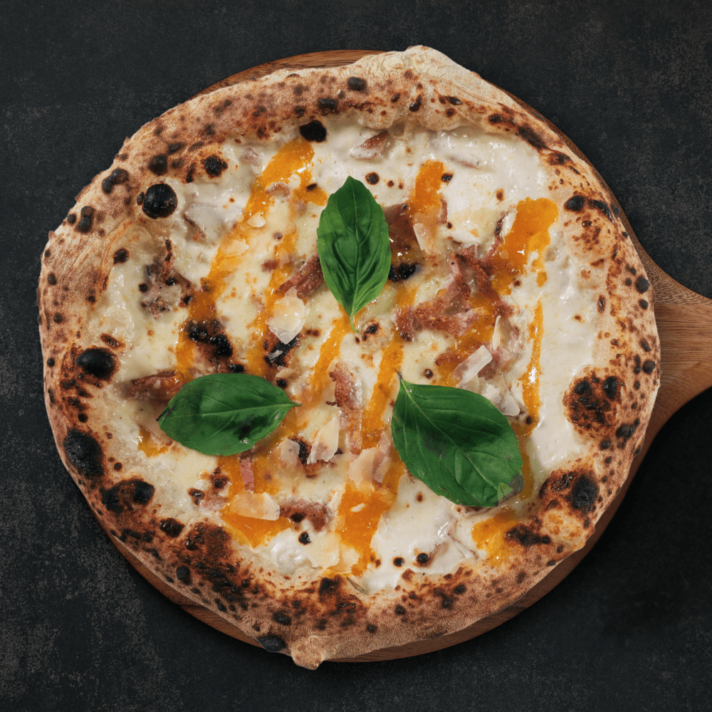 Fotografía de una pizza Carbonara elaborada en Gussa Pizzería Gandia | Obrador Napolitano | Pizza Napolitana
