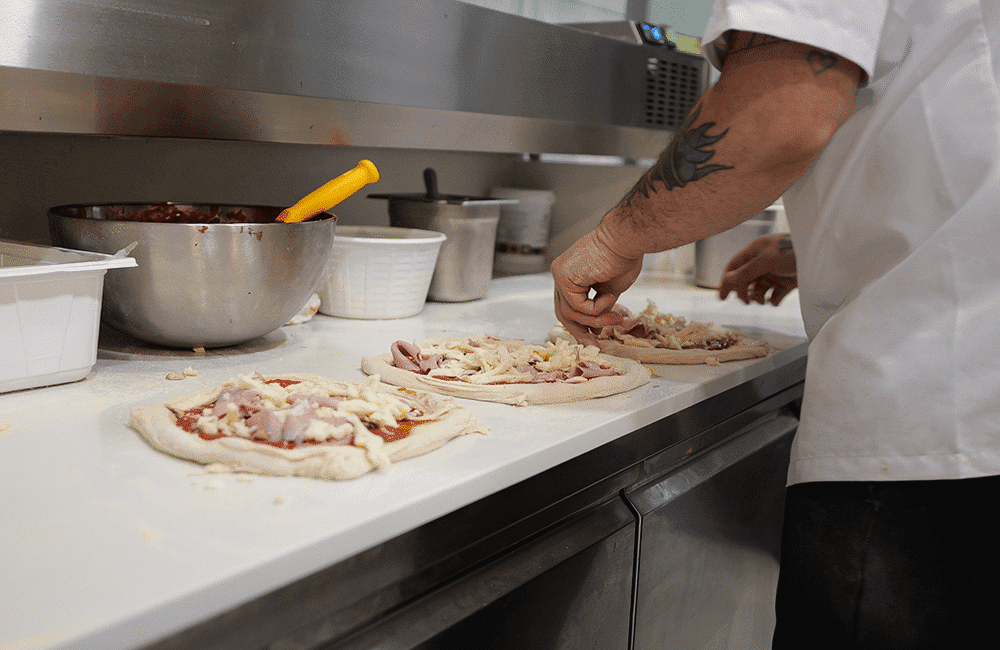 Fotografía del pizzaiolo preparando unas pizzas de Gussa pizzería en Gandia | Obrador Napolitano | Para llevar | To take away | Pizza Napolitana