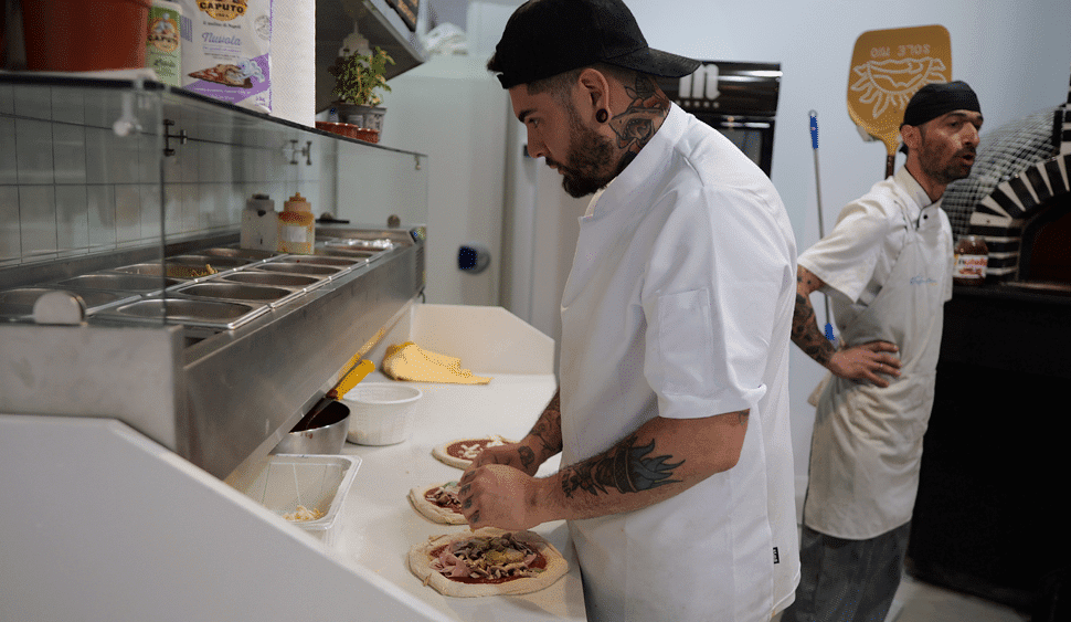 Fotografía del pizzaiolo haciendo una de las pizzas de Gussa pizzería en Gandia | Obrador Napolitano | Para llevar | To take away | Pizza Napolitana