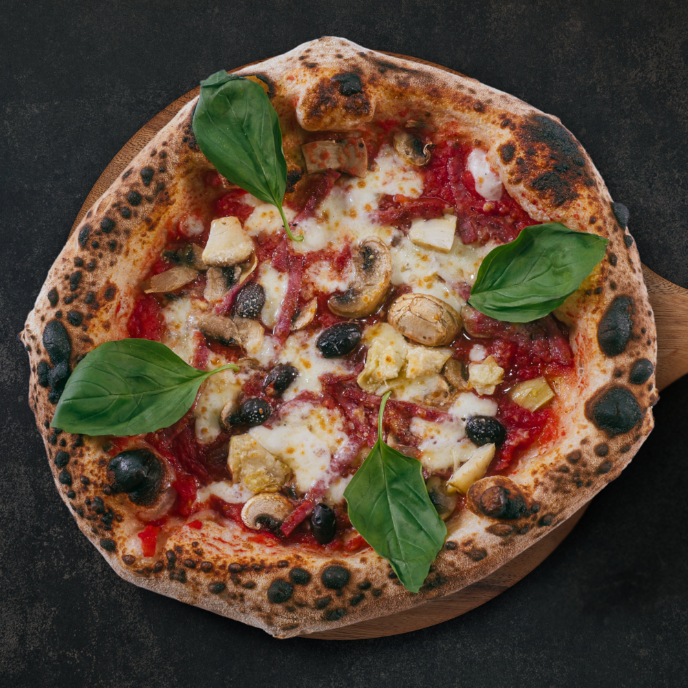 Fotografía de una pizza Capricciosa elaborada en Gussa Pizzería Gandia | Obrador Napolitano | Pizza Napolitana