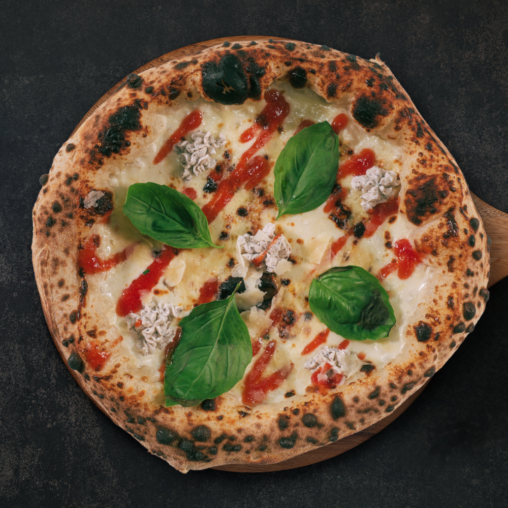Fotografía de una pizza Cinque Formagi elaborada en Gussa Pizzería Gandia | Obrador Napolitano | Pizza Napolitana