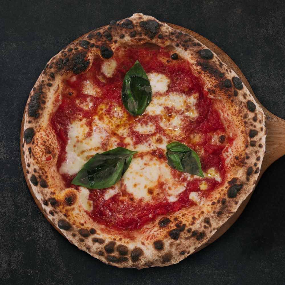 Fotografía de una pizza Margherita elaborada en Gussa Pizzería Gandia | Obrador Napolitano | Pizza Napolitana