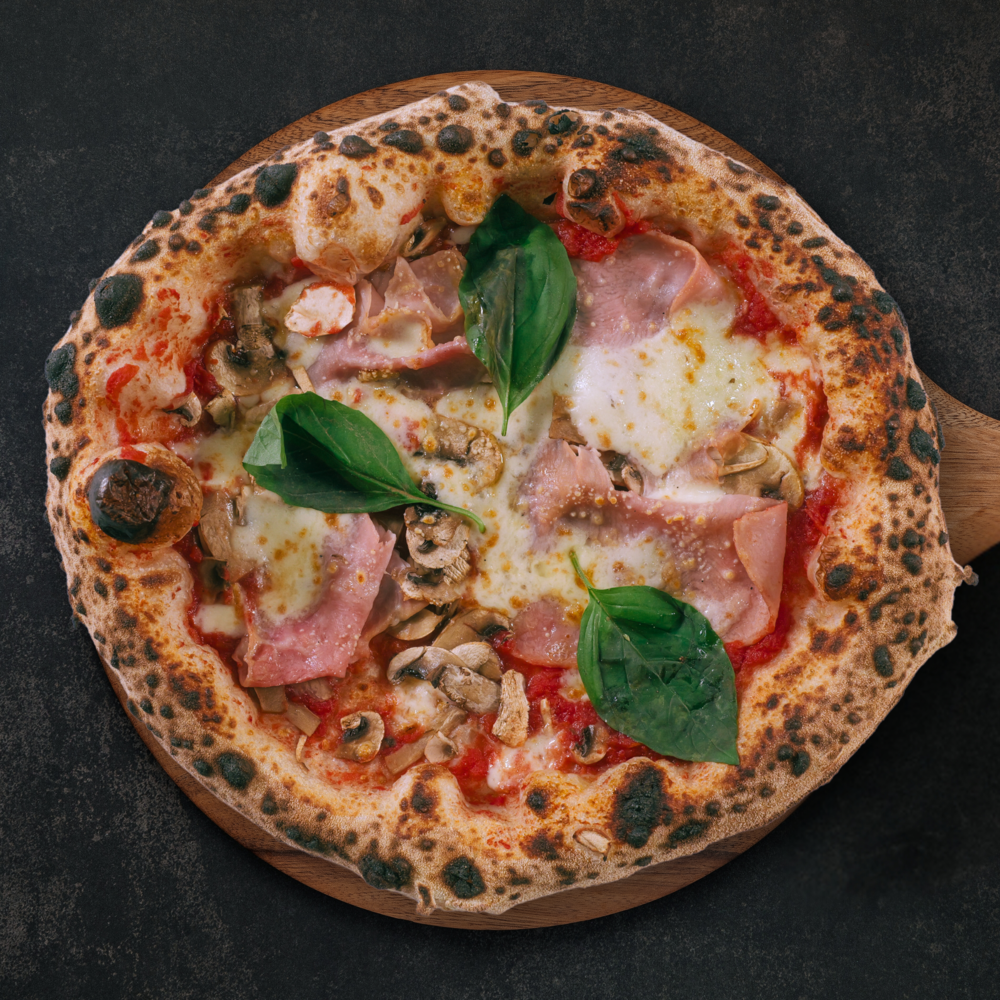 Fotografía de una pizza Prosciutto e Funghi elaborada en Gussa Pizzería Gandia | Obrador Napolitano | Pizza Napolitana